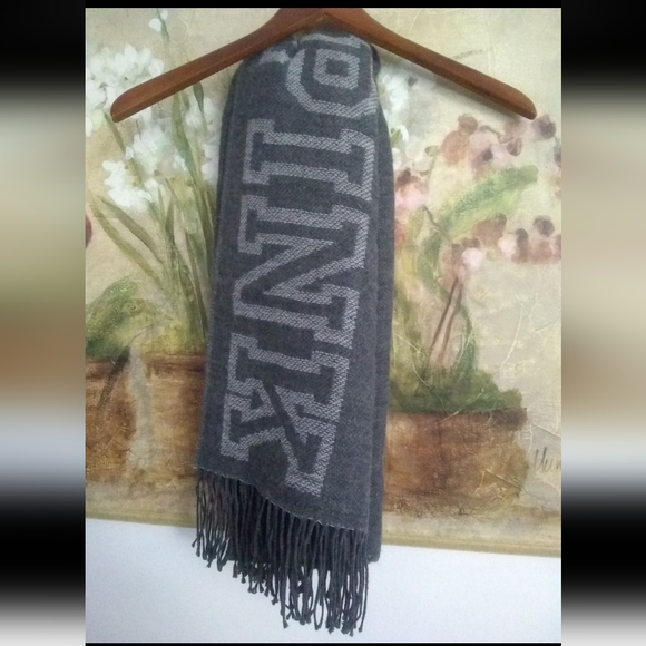 NEW VICTORIA'S SECRET PINK LOGO GREY BLANKET SCARF - Picture 5 of 8